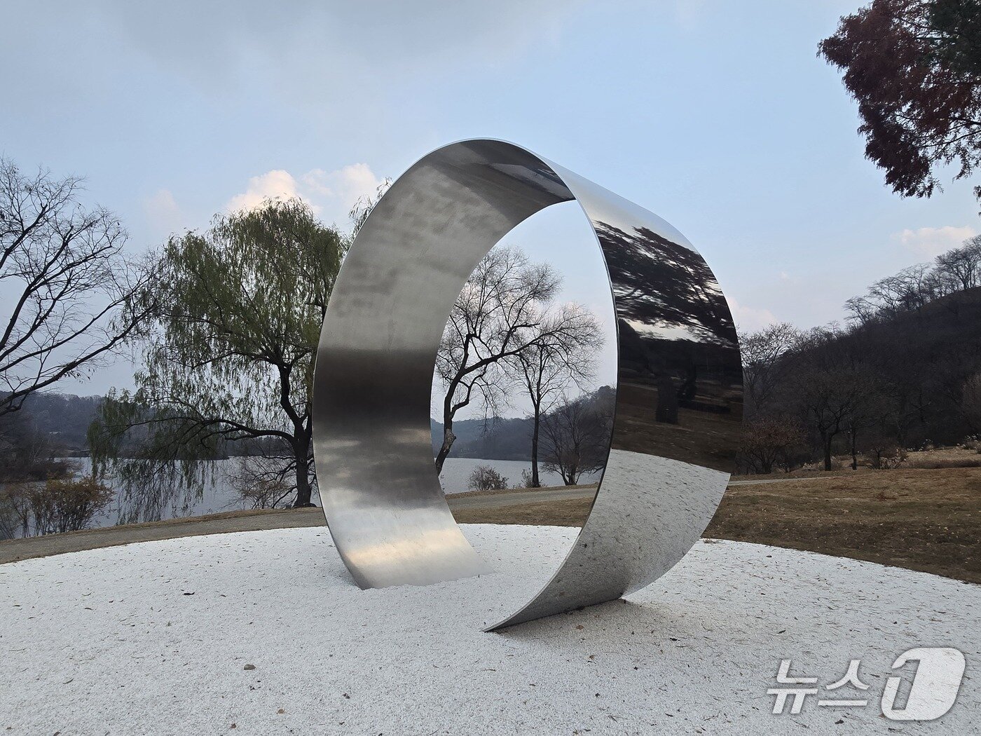 본문 이미지 - 이우환의 신작 &#39;관계항-만남&#39; ⓒ 뉴스1 김정한 기자