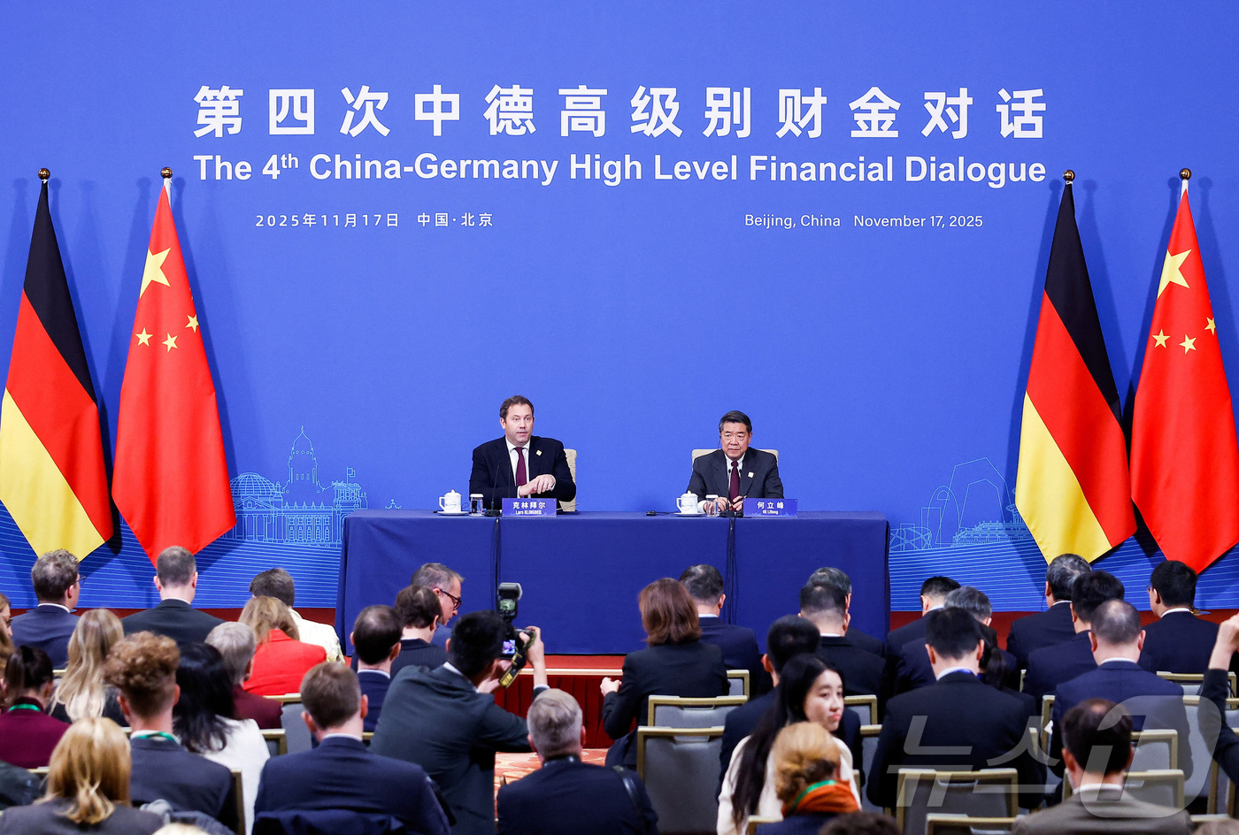 (베이징 로이터=뉴스1) 강민경 기자 = 라르스 클링바일 독일 재무장관과 허리펑 중국 부총리가 17일 베이징에서 회담한 후 공동 기자회견을 열고 있다. 2025.11.17ⓒ 로이터 …