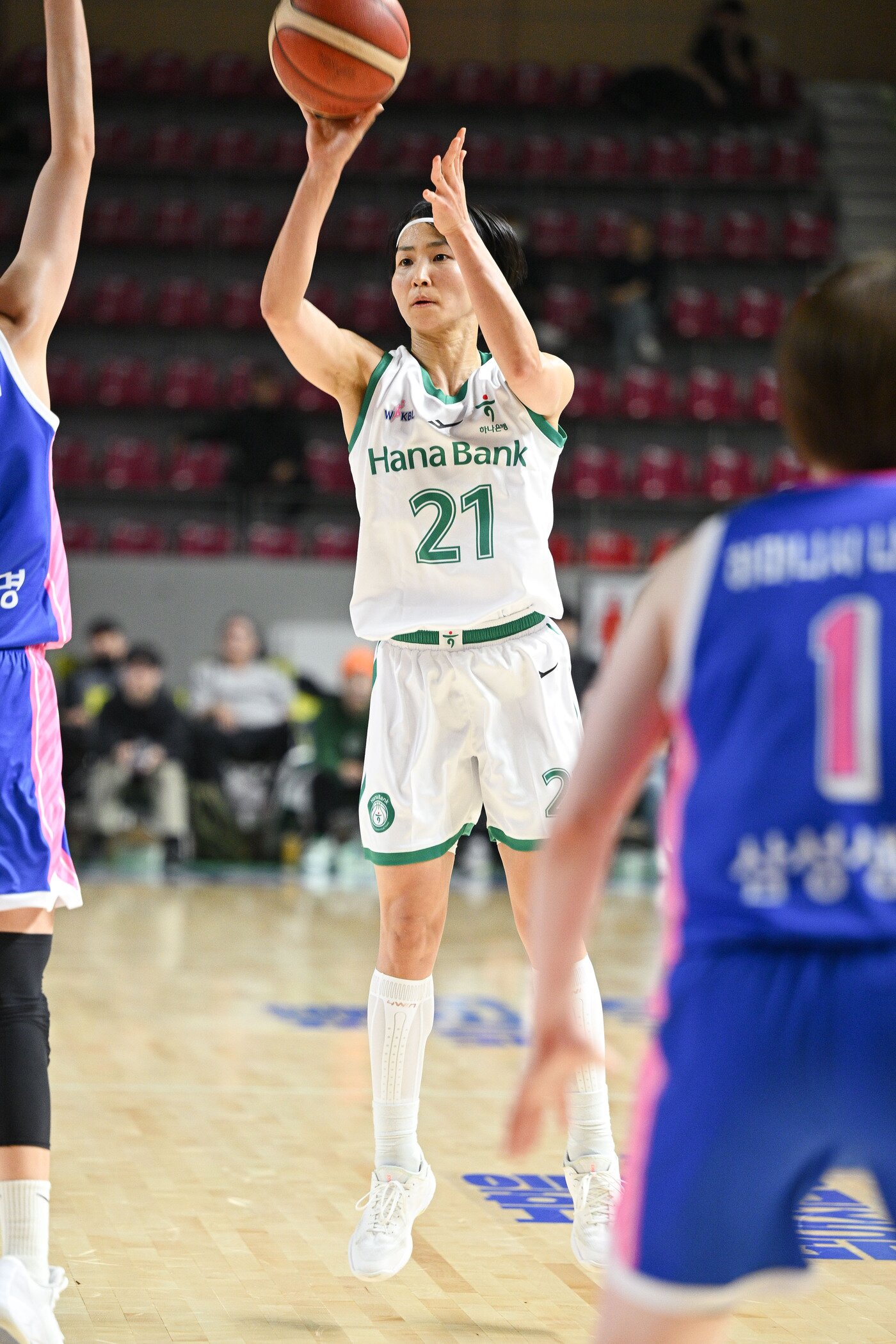 본문 이미지 - 슛 던지는 부천 하나은행 이이지마 사키. &#40;WKBL 제공&#41;
