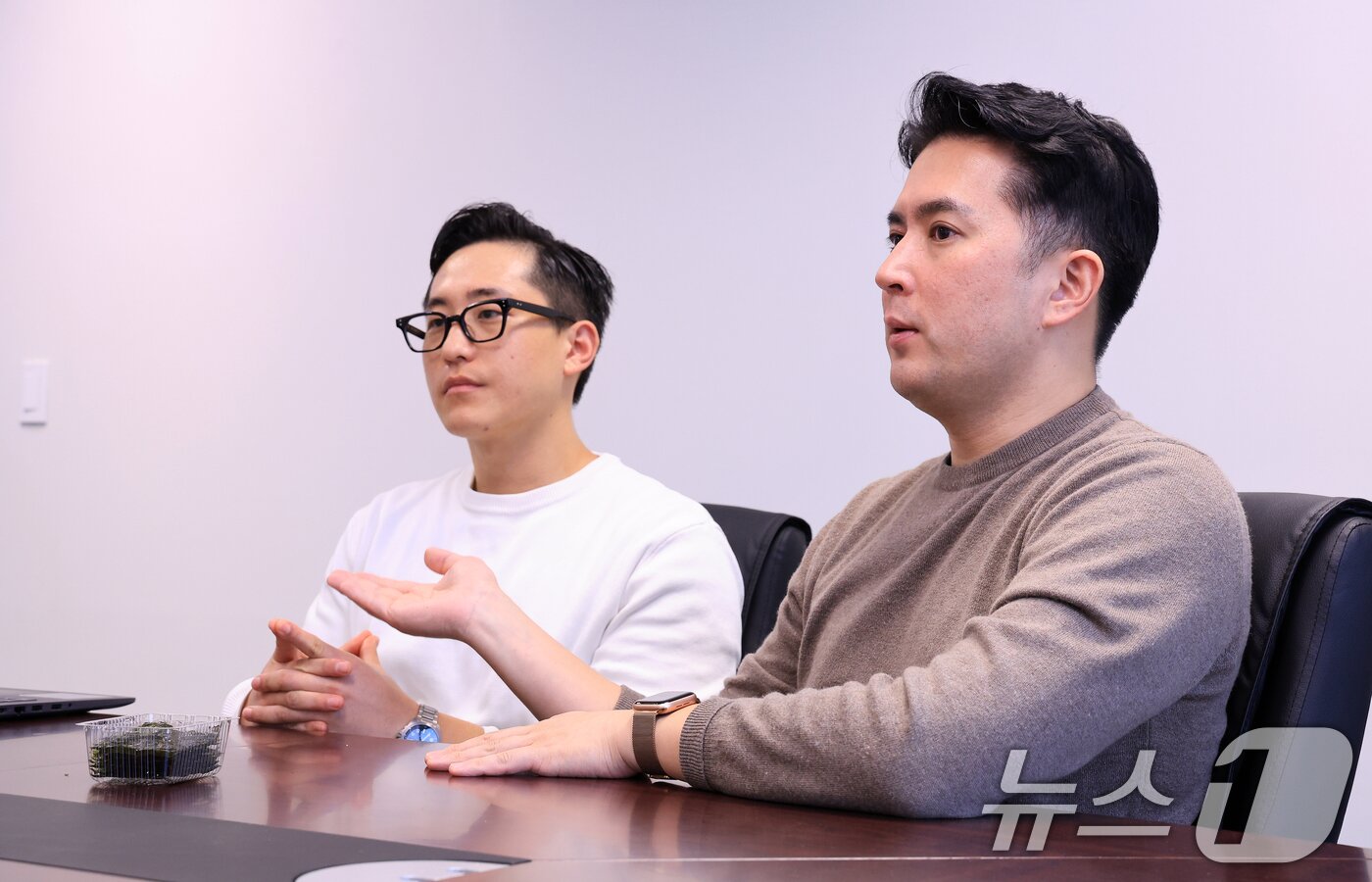 본문 이미지 - 이현준(오른쪽), 박민식 담아 공동대표가 지난 11월 24일 서울 종로구 뉴스1 본사에서 인터뷰를 하고 있다.  2025.11.24/뉴스1 ⓒ News1 이호윤 기자