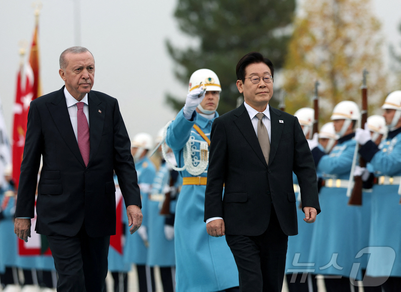 (로이터=뉴스1) = 이재명 대통령이 24일(현지시간) 튀르키예 앙카라 대통령궁에서 열린 공식 환영식에서 에르도안 튀르키예 대통령과 의장대를 사열하고 있다. 2025.11.25 ⓒ …