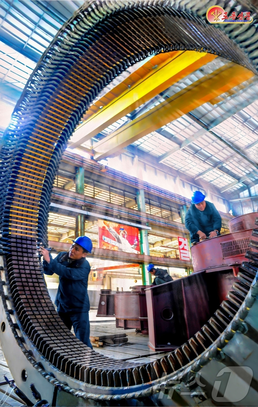 (평양 노동신문=뉴스1) = 북한 노동당 기관지 노동신문은 25일 대안중기계연합기업소를 조명하며 "온나라가 강원도 정신을 따라배우도록 해야 한다"고 강조했다. [국내에서만 사용가능 …