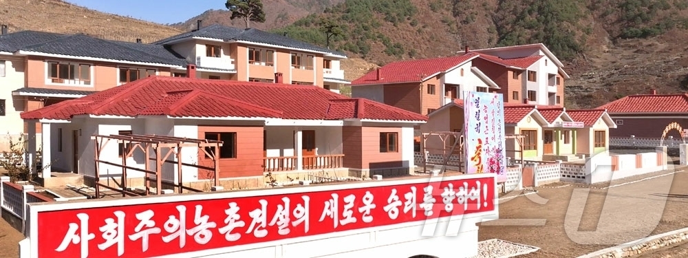 (평양 노동신문=뉴스1) = 북한 노동당 기관지 노동신문은 25일 허천군 읍농장과 낭림군 인산농장에서 살림집 입사모임이 진행됐다고 보도했다. [국내에서만 사용가능. 재배포 금지. …