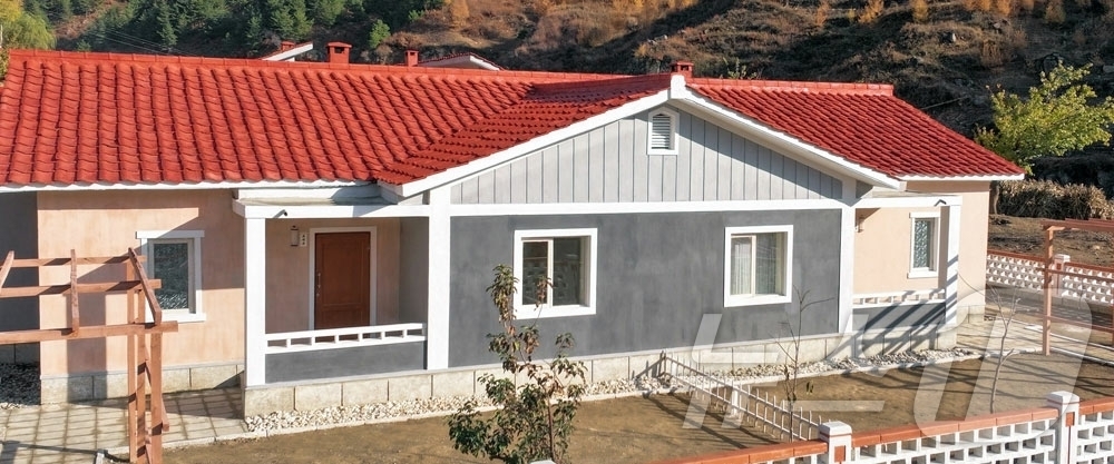 (평양 노동신문=뉴스1) = 북한 노동당 기관지 노동신문은 25일 허천군 읍농장과 낭림군 인산농장에서 살림집 입사모임이 진행됐다고 보도했다. [국내에서만 사용가능. 재배포 금지. …