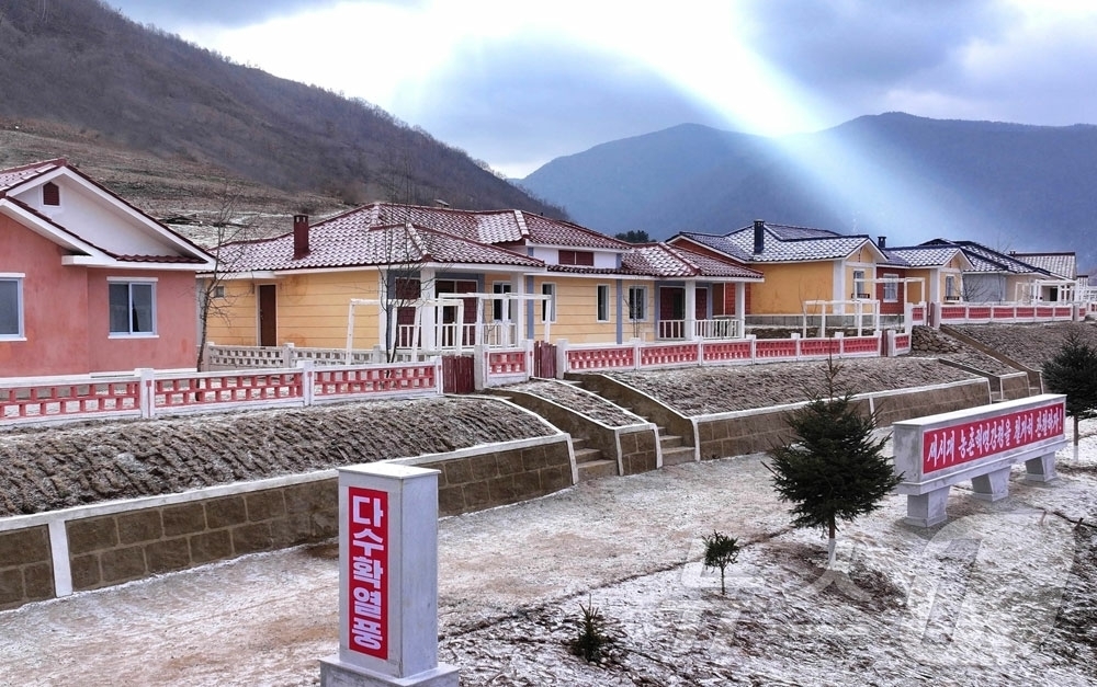 (평양 노동신문=뉴스1) = 북한 노동당 기관지 노동신문은 25일 허천군 읍농장과 낭림군 인산농장에서 살림집 입사모임이 진행됐다고 보도했다. [국내에서만 사용가능. 재배포 금지. …