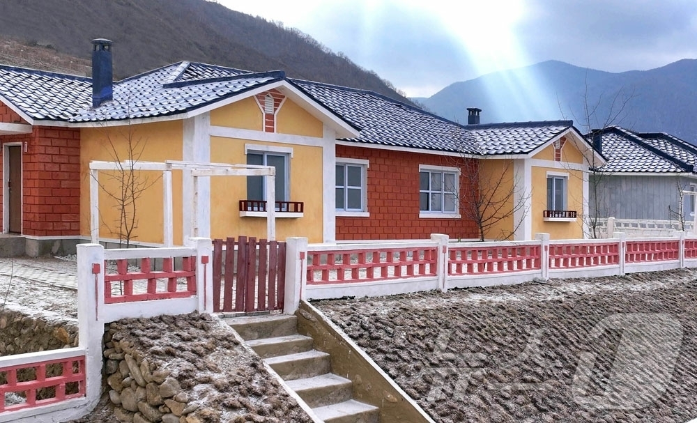 (평양 노동신문=뉴스1) = 북한 노동당 기관지 노동신문은 25일 허천군 읍농장과 낭림군 인산농장에서 살림집 입사모임이 진행됐다고 보도했다. [국내에서만 사용가능. 재배포 금지. …