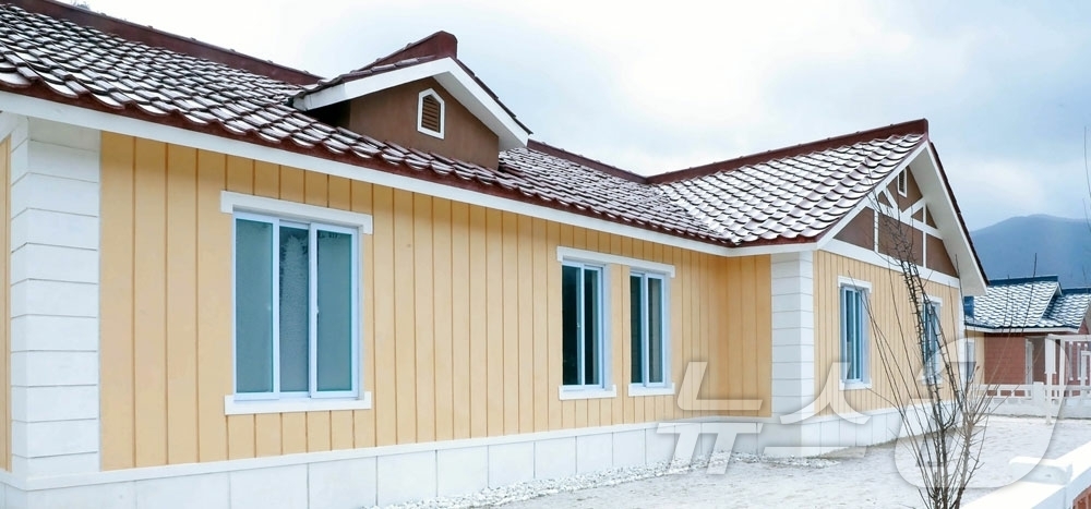 (평양 노동신문=뉴스1) = 북한 노동당 기관지 노동신문은 25일 허천군 읍농장과 랑림군 인산농장에서 살림집 입사모임이 진행됐다고 보도했다. [국내에서만 사용가능. 재배포 금지. …