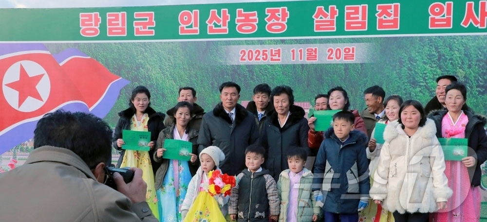 (평양 노동신문=뉴스1) = 북한 노동당 기관지 노동신문은 25일 허천군 읍농장과 낭림군 인산농장에서 살림집 입사모임이 진행됐다고 보도했다. [국내에서만 사용가능. 재배포 금지. …