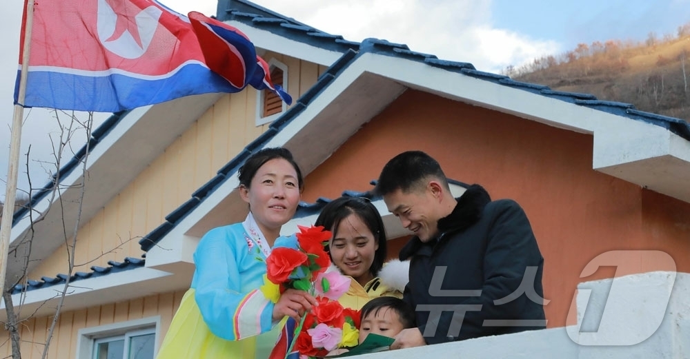 (평양 노동신문=뉴스1) = 북한 노동당 기관지 노동신문은 25일 허천군 읍농장과 낭림군 인산농장에서 살림집 입사모임이 진행됐다고 보도했다. [국내에서만 사용가능. 재배포 금지. …