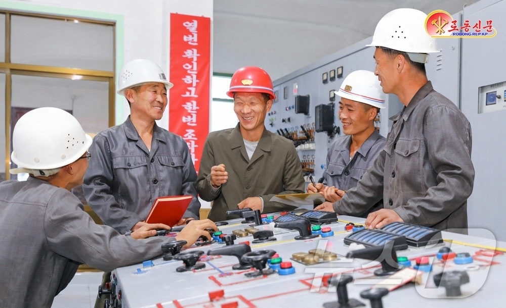 (평양 노동신문=뉴스1) = 북한 노동당 기관지 노동신문은 25일 허천강2호발전소의 생산현장을 조명하며 "대중과 일꾼(간부)들이 함께 호흡해야 한다"고 강조했다. [국내에서만 사용 …