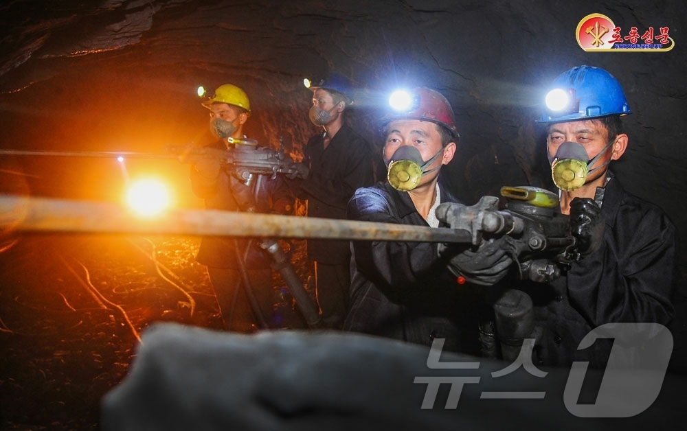 (평양 노동신문=뉴스1) = 북한 노동당 기관지 노동신문은 25일 영대청년탄광을 조명하며 작년 같은 시기보다 수백 톤(t)의 석탄을 더 생산하고 있다고 보도했다. [국내에서만 사용 …