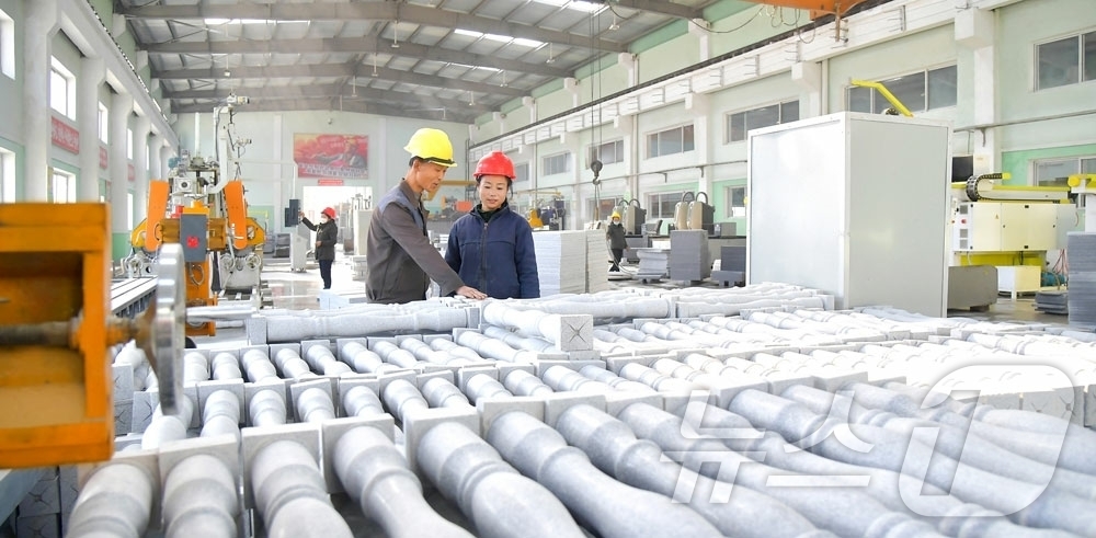 (평양 노동신문=뉴스1) = 북한 노동당 기관지 노동신문은 25일 용강석재가공공장을 조명하며 "중요대상건설장들에 질좋은 석재를 더 많이 생산보장하기 위해 노력하고 있다"고 보도했다 …