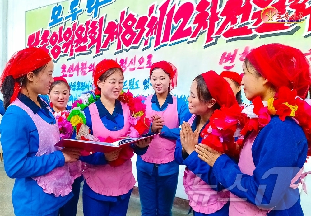 (평양 노동신문=뉴스1) = 북한 노동당 기관지 노동신문은 25일 김정숙평양방직공장을 조명하며 "전인민적 총진군을 위해서는 노동계급의 혁명성과 조직성이 강해야 한다"고 강조했다. …