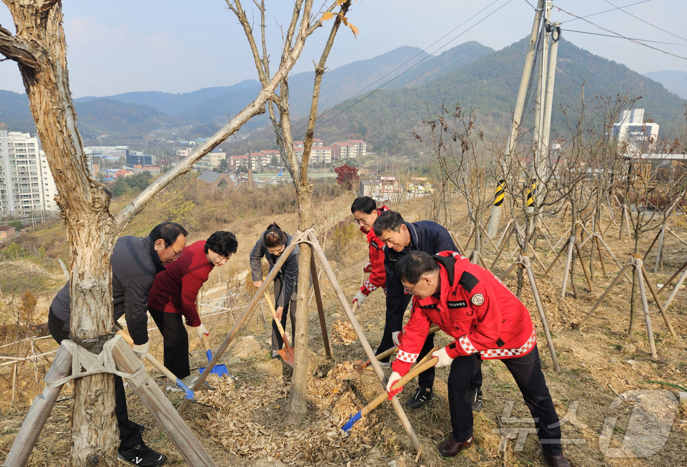 (예산=뉴스1) 이동원 기자 = 예산군은 충청남도와 합동으로 지난 24일 예산읍 봉대미숲 일원에서 ‘숲가꾸기 1일 체험행사’를 개최했다.이번 행사는 지난 10월 새로 개장한 봉대미 …