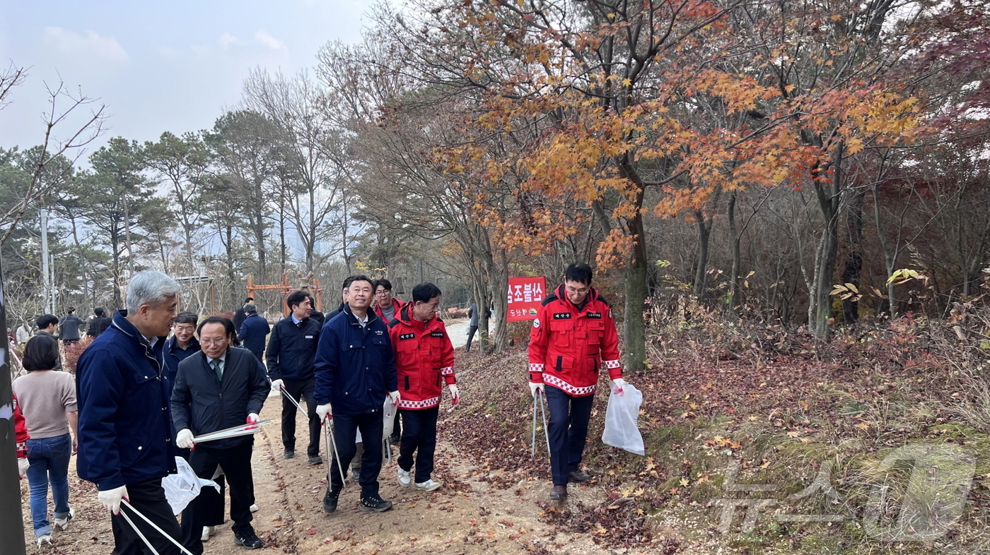 (예산=뉴스1) 이동원 기자 = 예산군은 충청남도와 합동으로 지난 24일 예산읍 봉대미숲 일원에서 ‘숲가꾸기 1일 체험행사’를 개최했다.이번 행사는 지난 10월 새로 개장한 봉대미 …