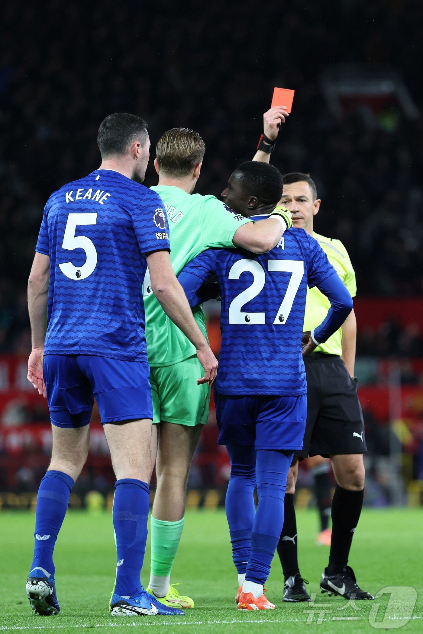 본문 이미지 - 에버턴 이드리사 게예(27번)가 25일(한국시간) 열린 2025-26 EPL 맨체스터 유나이티드와 원정 경기에서 동료 수비수 마이클 킨(5번)의 뺨을 때렸다가 퇴장당했다. ⓒ AFP=뉴스1