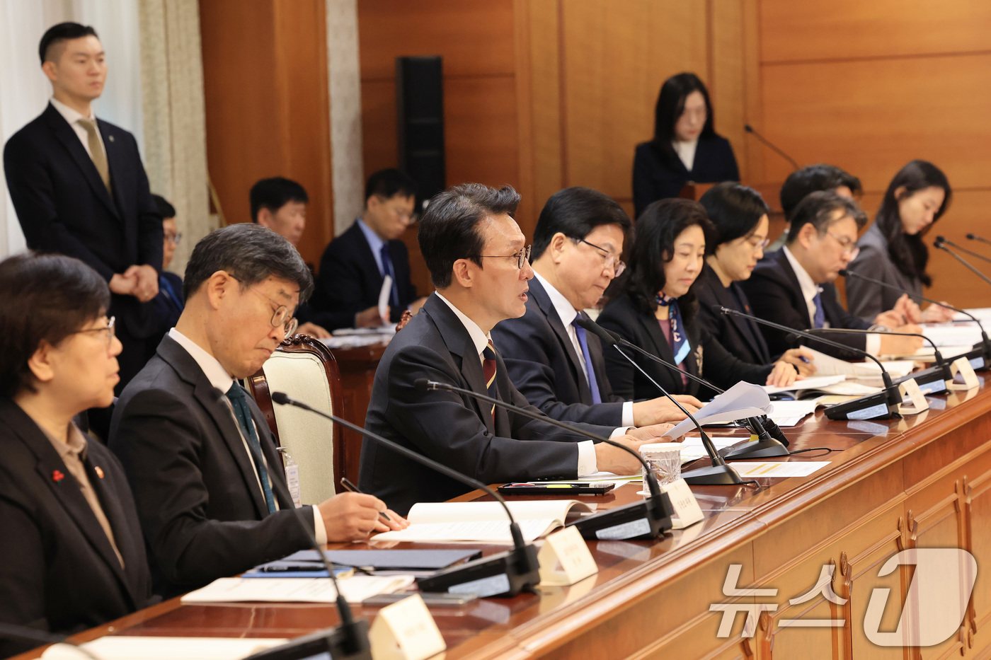 (서울=뉴스1) 임세영 기자 = 김민석 국무총리가 25일 서울 종로구 정부서울청사에서 열린 제17차 미세먼지특별대책위원회 회의에서 모두발언을 하고 있다. 2025.11.25/뉴스1 …