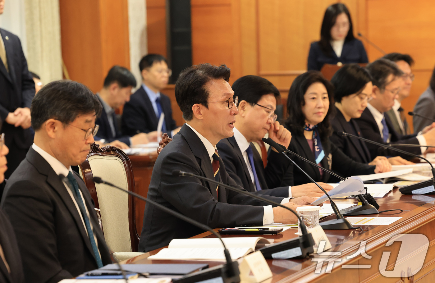 (서울=뉴스1) 임세영 기자 = 김민석 국무총리가 25일 서울 종로구 정부서울청사에서 열린 제17차 미세먼지특별대책위원회 회의에서 모두발언을 하고 있다. 2025.11.25/뉴스1 …