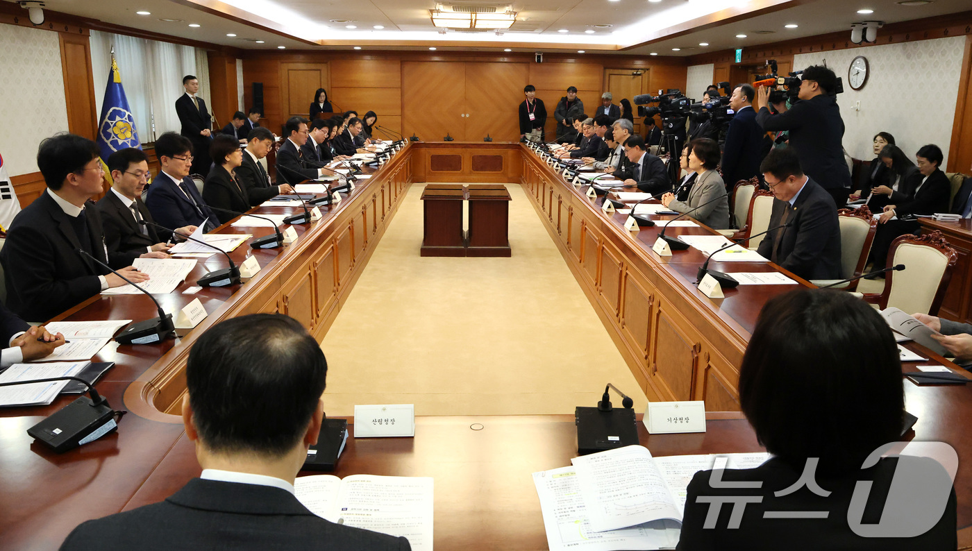 (서울=뉴스1) 임세영 기자 = 김민석 국무총리가 25일 서울 종로구 정부서울청사에서 열린 제17차 미세먼지특별대책위원회 회의에서 모두발언을 하고 있다. 2025.11.25/뉴스1 …