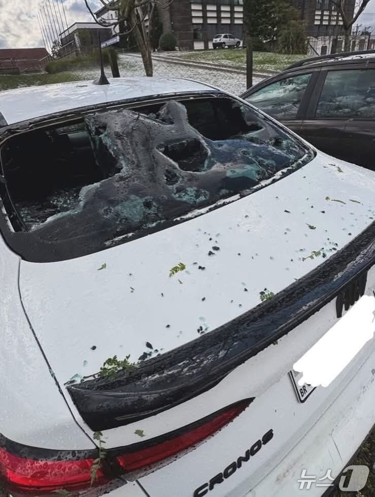 본문 이미지 - 23일&#40;현지시간&#41; 브라질 이레싱에서 대형 우박을 맞고 파손된 차량 &#40;출처=Noticiero El salvador 엑스&#40;X&#41; 계정&#41;