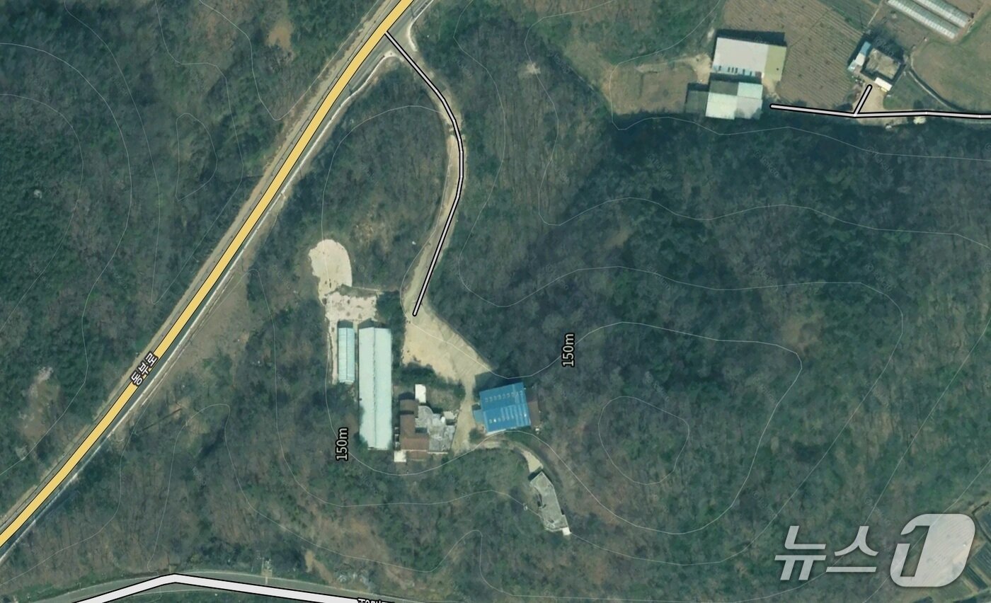본문 이미지 - 의성군이 매입해 특혜 의혹이 일고 있는 부지 일대.&#40;위성사진 캡쳐&#41;2025.11.25/뉴스1