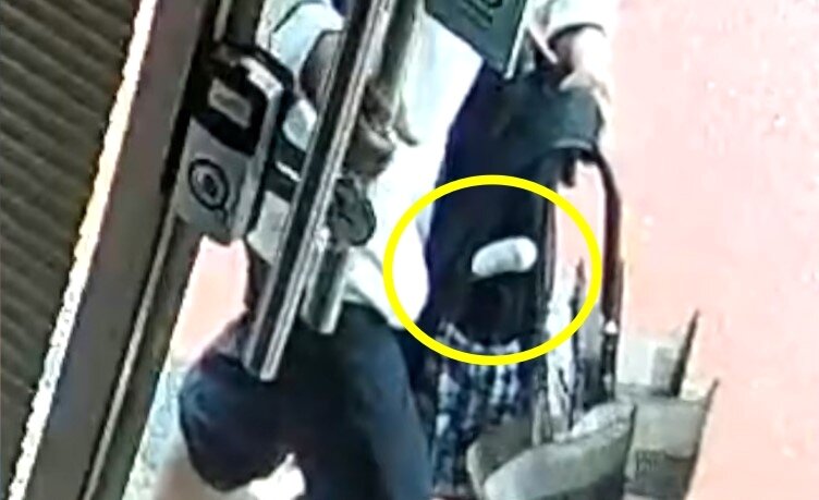 본문 이미지 - 노인 가방에 있던 흰색 막대기를 보고 일부 누리꾼들은 흉기로 의심했다. 일각에서는 청소 도구, 우산, 배드민턴채 등이라고 봤다. (JTBC '사건반장')