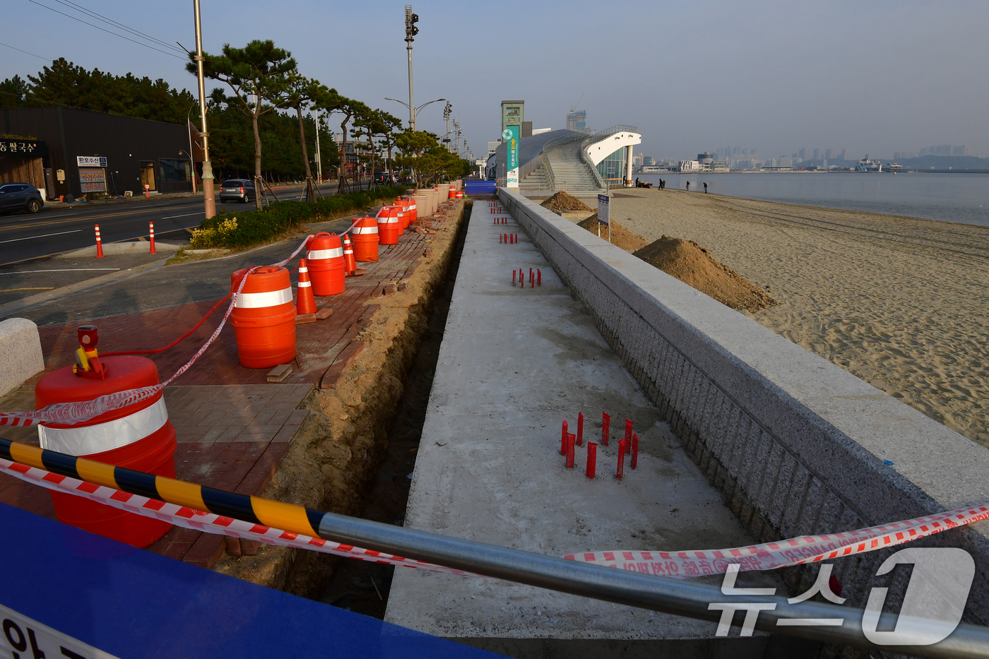 (포항=뉴스1) 최창호 기자 = 25일 경북 포항시 송도해수욕장 바다시청 인근에서 그늘막 공사 설치 공사가 한창이다.다음해 1월 말까지 해수욕장을 찾아오는 피서객과 관광객들의 편의 …