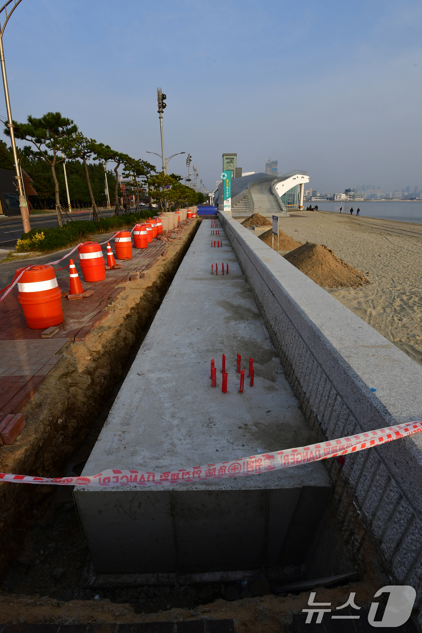 (포항=뉴스1) 최창호 기자 = 25일 경북 포항시 송도해수욕장 바다시청 인근에서 그늘막 공사 설치 공사가 한창이다.다음해 1월 말까지 해수욕장을 찾아오는 피서객과 관광객들의 편의 …