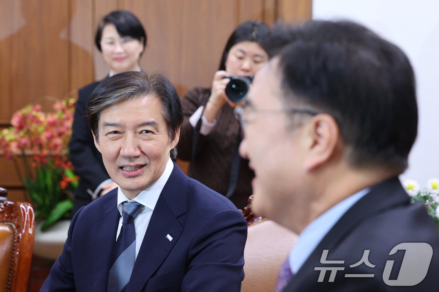 본문 이미지 - 조국 조국혁신당 대표가 25일 서울 여의도 국회에서 우원식 국회의장을 예방하고 있다. 2025.11.25/뉴스1 ⓒ News1 신웅수 기자
