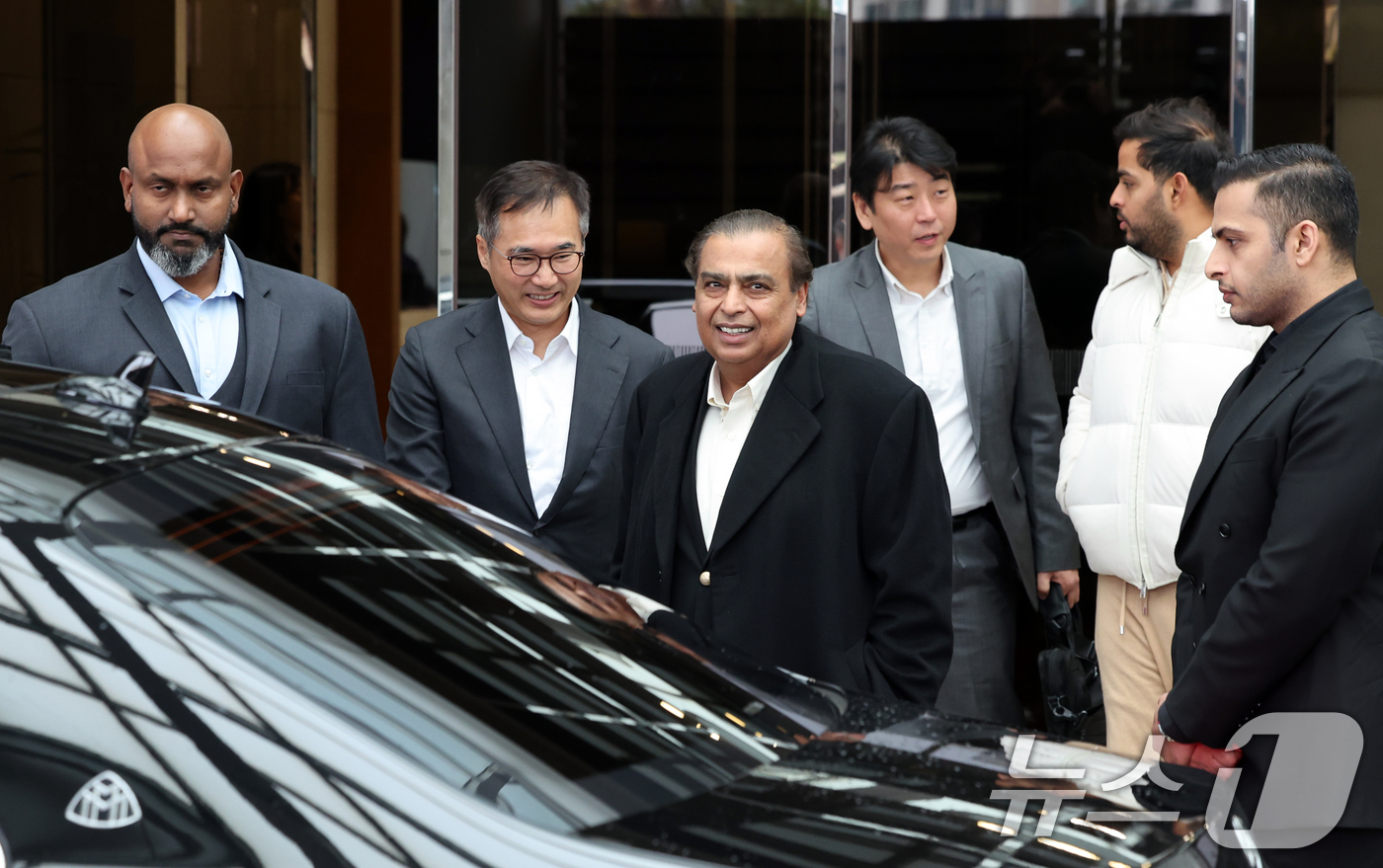 (서울=뉴스1) 이호윤 기자 = 아시아 최대 부호 무케시 암바니 인도 릴라이언스 그룹 회장이 25일 서울 강서구 서울김포비즈니스항공센터를 통해 입국하고 있다. 2025.11.25/ …