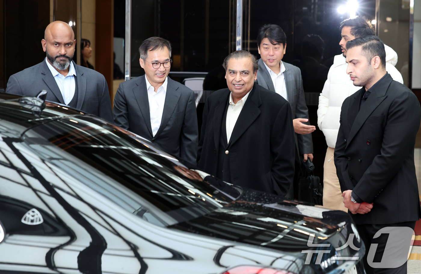 (서울=뉴스1) 이호윤 기자 = 아시아 최대 부호 무케시 암바니 인도 릴라이언스 그룹 회장이 25일 서울 강서구 서울김포비즈니스항공센터를 통해 입국하고 있다. 2025.11.25/ …