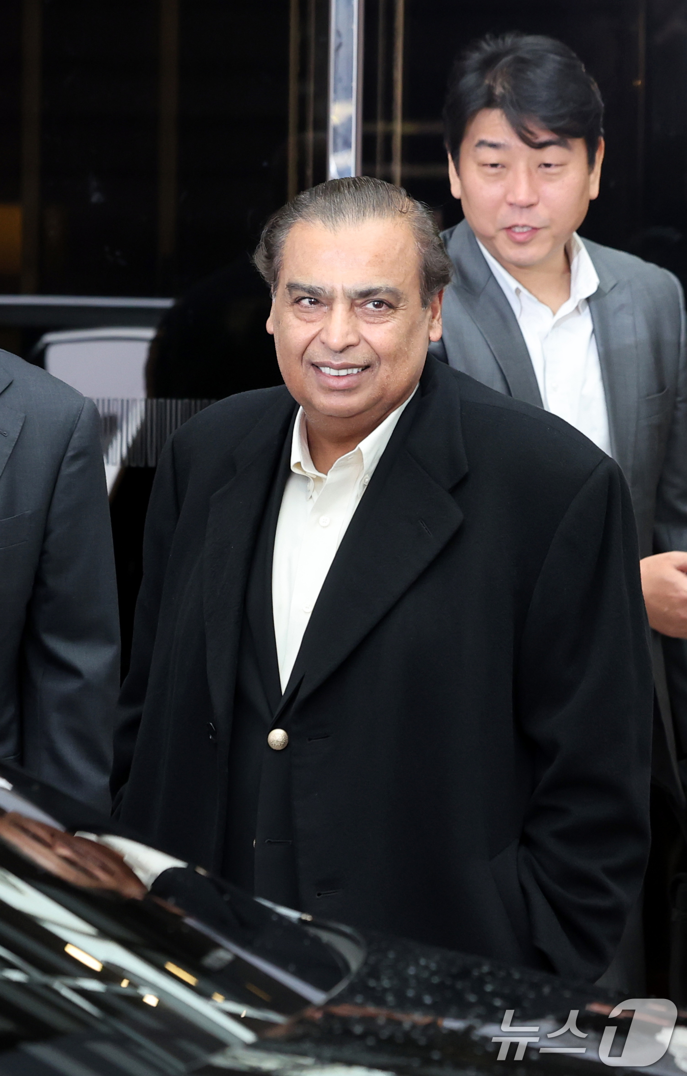 (서울=뉴스1) 이호윤 기자 = 아시아 최대 부호 무케시 암바니 인도 릴라이언스 그룹 회장이 25일 서울 강서구 서울김포비즈니스항공센터를 통해 입국하고 있다. 2025.11.25/ …
