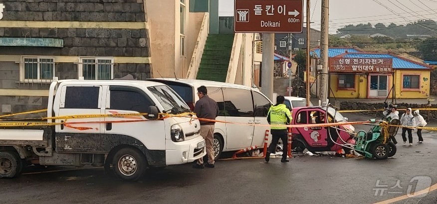 (제주=뉴스1) 강승남 기자 = 국립과학수사연구원 제주분원이 25일 제주경찰의 의뢰로 제주시 우도 천진항 인근에서 발생한 승합차 돌진사고 차량감식을 실시하고 있다. 지난 24일 발 …