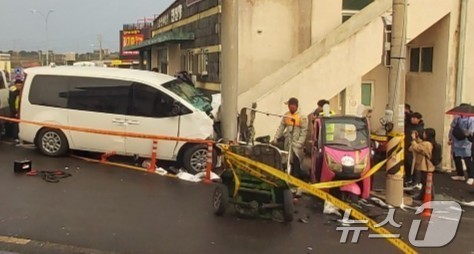 (제주=뉴스1) 강승남 기자 = 국립과학수사연구원 제주분원이 25일 제주경찰의 의뢰로 제주시 우도 천진항 인근에서 발생한 승합차 돌진사고 차량감식을 실시하고 있다. 지난 24일 발 …