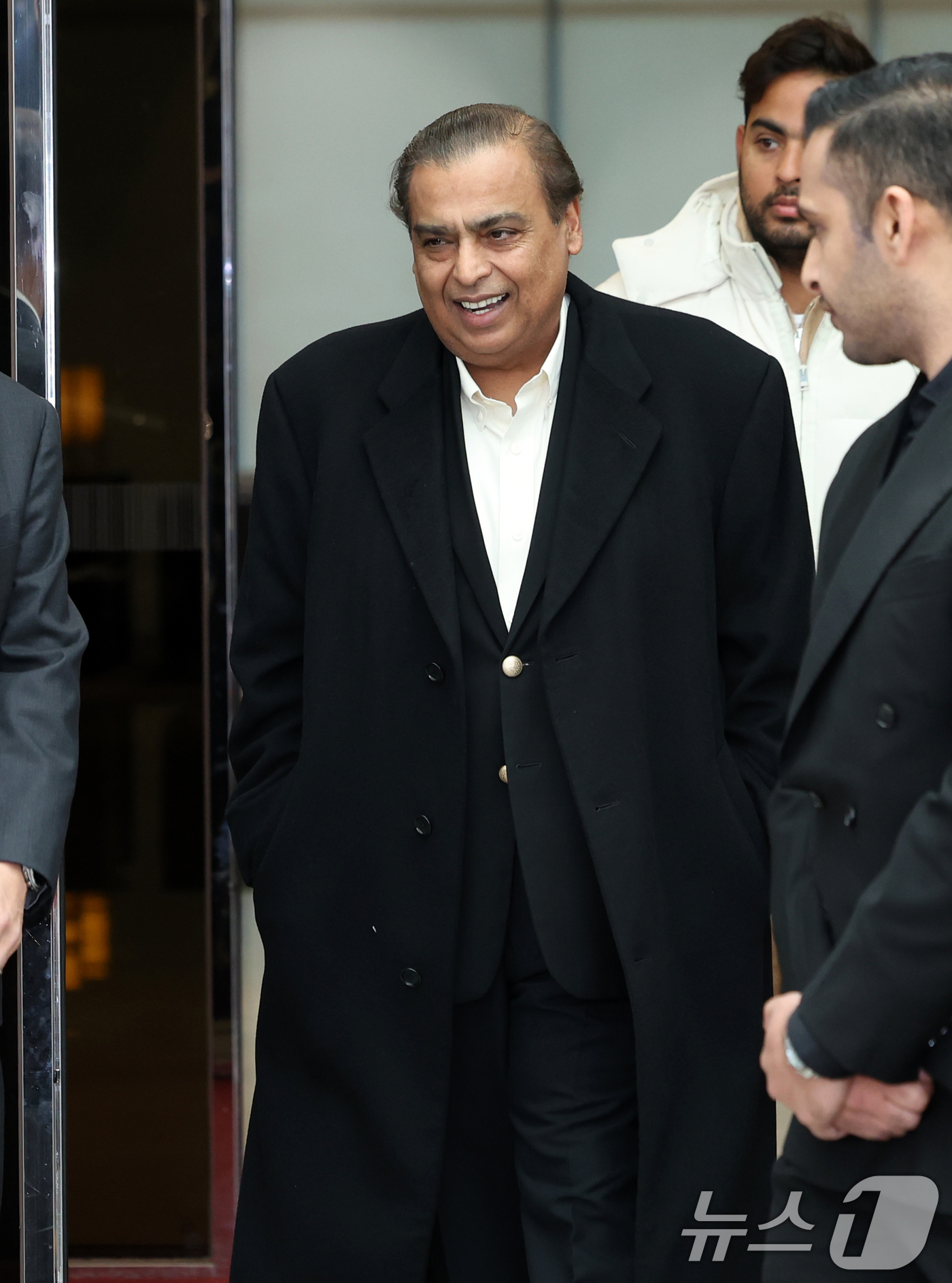 (서울=뉴스1) 이호윤 기자 = 아시아 최대 부호 무케시 암바니 인도 릴라이언스 그룹 회장이 25일 서울 강서구 서울김포비즈니스항공센터를 통해 입국하고 있다. 2025.11.25/ …