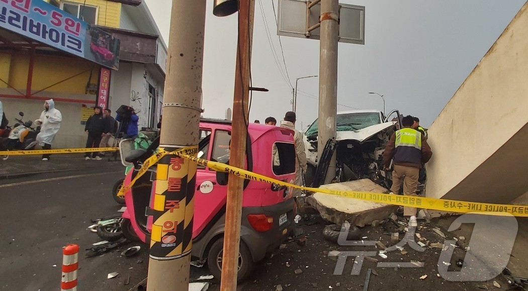 (제주=뉴스1) 강승남 기자 = 국립과학수사연구원 제주분원이 25일 제주경찰의 의뢰로 제주시 우도 천진항 인근에서 발생한 승합차 돌진사고 차량감식을 실시하고 있다. 지난 24일 발 …