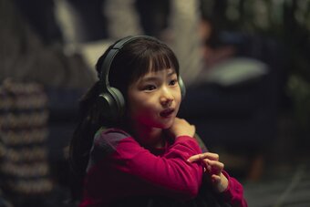 본문 이미지 - 영화 &#39;어쩔수가 없다&#39; 속 리원이가 최하영의 연주를 몰입해서 보는 장면ⓒCJ ENM&#40;롯데문화재단 제공&#41;