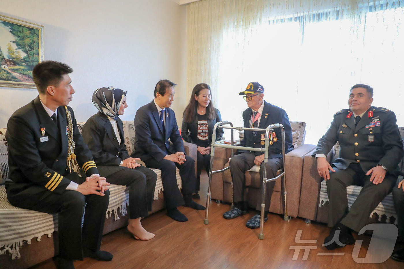 (서울=뉴스1) 노선민 = 권오을 국가보훈부 장관이 지난 23일(현지시간) 오후 튀르키예 앙카라에 위치한 야사르 오르만 에켄 참전용사의 자택을 방문해 6.25전쟁 참전에 대한 감사 …