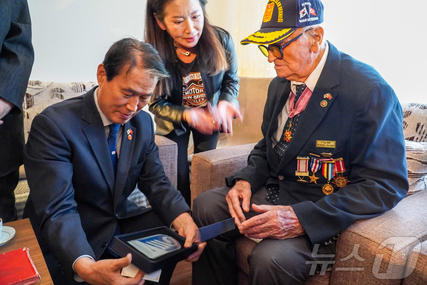 (서울=뉴스1) 노선민 = 권오을 국가보훈부 장관이 지난 23일(현지시간) 오후 튀르키예 앙카라에 위치한 야사르 오르만 에켄 참전용사의 자택을 방문해 참전용사의 집 명패를 전달하고 …