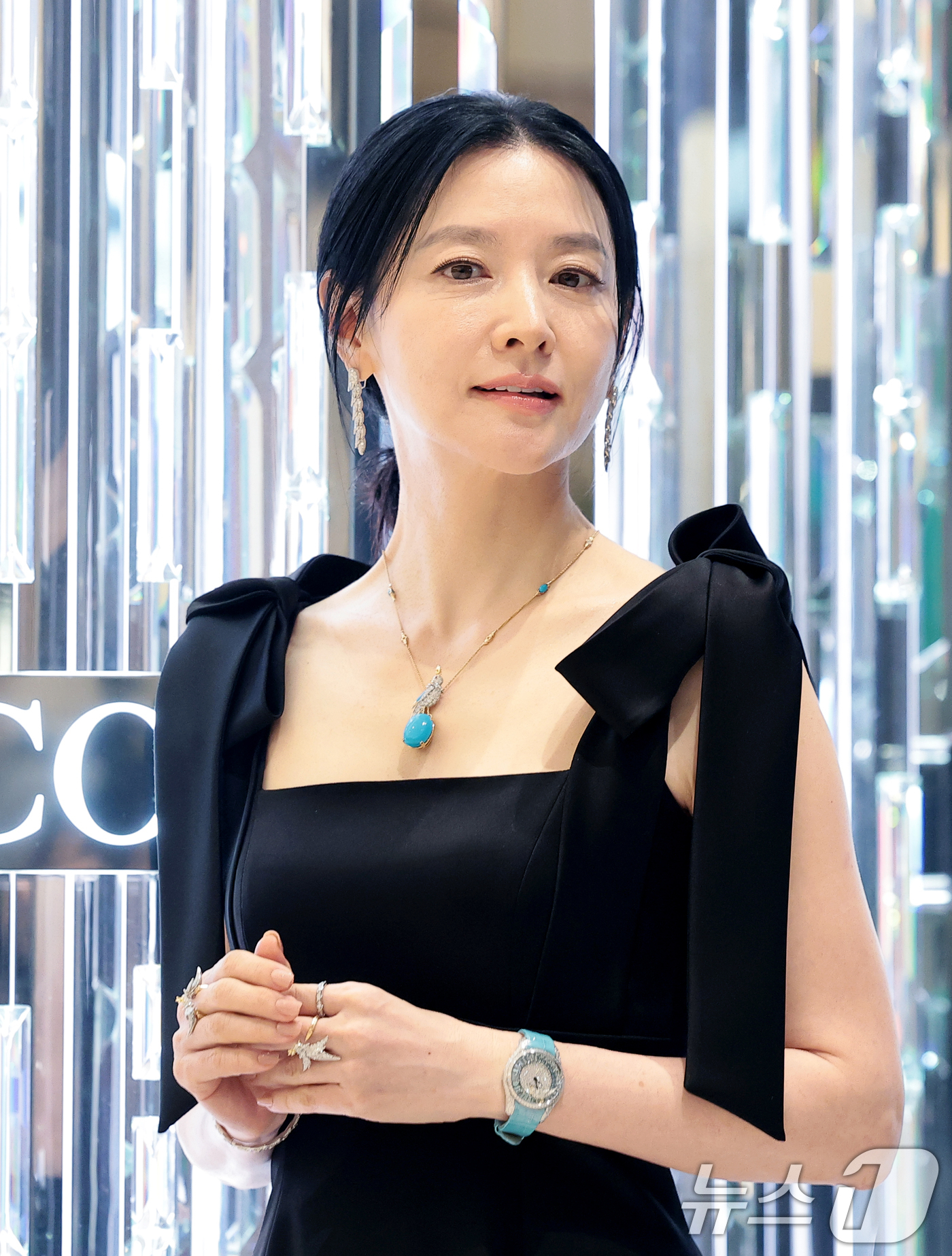 (서울=뉴스1) 권현진 기자 = 배우 이영애가 25일 오전 서울 강남구 신세계백화점에서  열린 하이 주얼리 하우스 ‘티파니앤코(Tiffany & Co.)’ 리뉴얼 오픈 행사에 참석 …