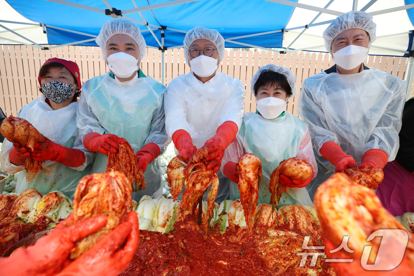 (대구=뉴스1) 공정식 기자 = 김대권 대구 수성구청장(가운데)이 25일 오전 수성구청에서 열린 '2025년 사랑의 김장 담그기' 행사에서 수성구새마을회 등 자원봉사자들과 함께 정 …