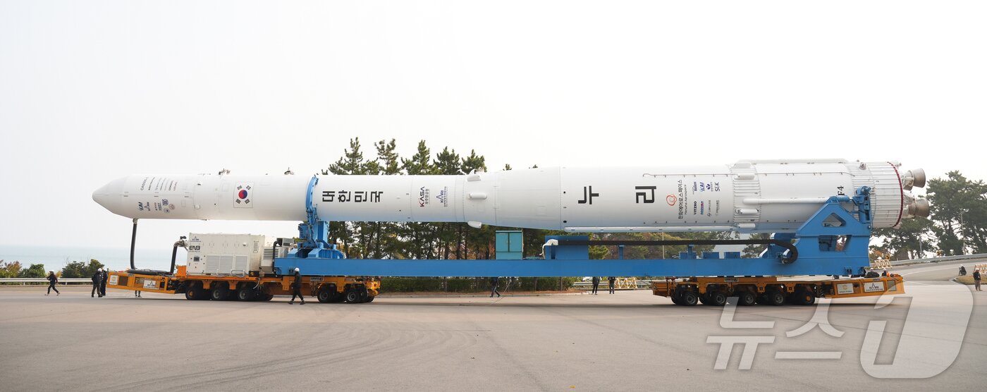 본문 이미지 - 25일 오전 전라남도 고흥 나로우주센터에서 누리호가 발사대로의 이송을 위해 발사체조립동을 나오고 있다. &#40;한국항공우주연구원 제공. 재판매 및 DB 금지&#41; 2025.11.25/뉴스1 ⓒ News1 노선민