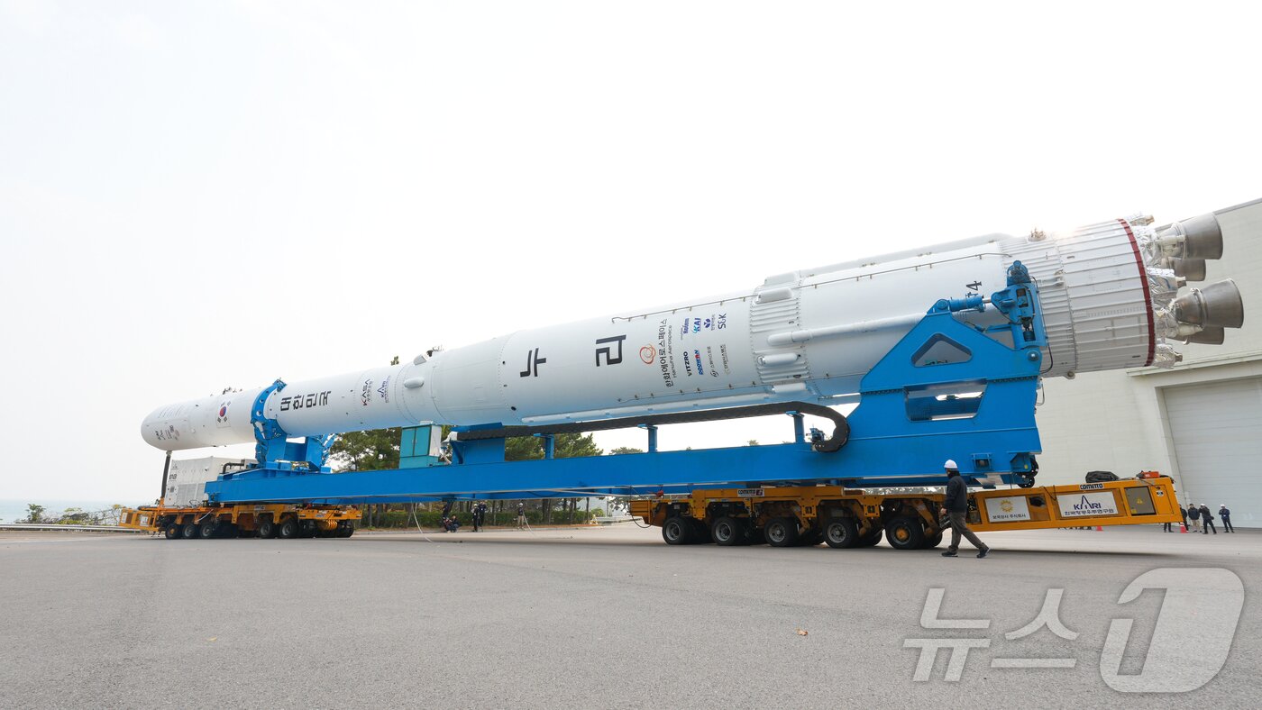 본문 이미지 - 25일 오전 전라남도 고흥 나로우주센터에서 누리호가 발사대로의 이송을 위해 발사체조립동을 나오고 있다. &#40;한국항공우주연구원 제공. 재판매 및 DB 금지&#41; 2025.11.25/뉴스1 ⓒ News1 노선민