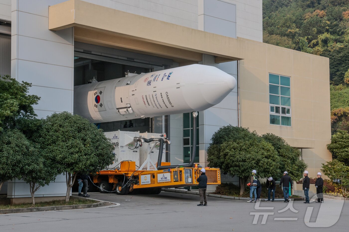 본문 이미지 - 25일 오전 전라남도 고흥 나로우주센터에서 누리호가 발사대로의 이송을 위해 발사체조립동을 나오고 있다. &#40;한국항공우주연구원 제공. 재판매 및 DB 금지&#41; 2025.11.25/뉴스1 ⓒ News1 노선민