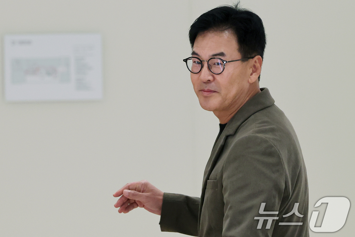 (서울=뉴스1) 황기선 기자 = 강철원 전 서울시 정무부시장이 25일 오전 서울 종로구 광화문 KT 빌딩에 마련된 김건희 특검(특별검사 민중기) 사무실에 피의자 신분으로 출석하고 …