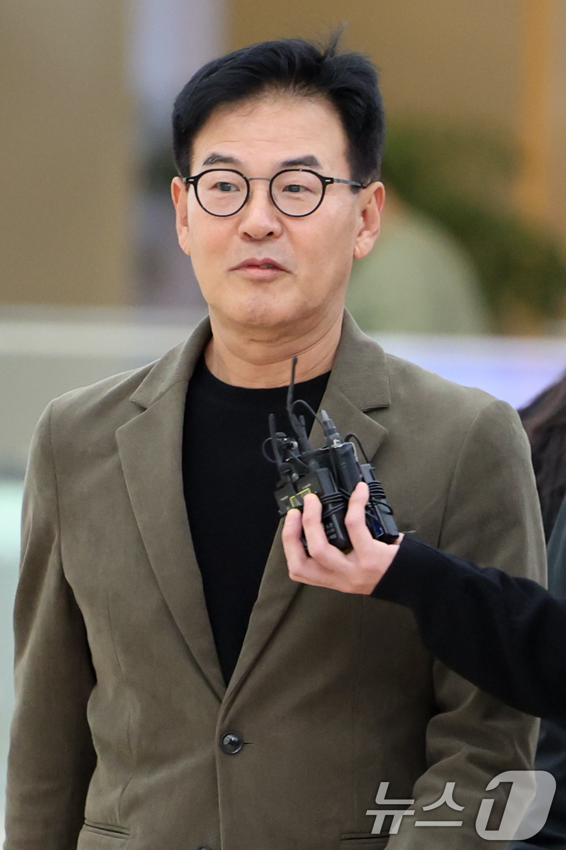 (서울=뉴스1) 황기선 기자 = 강철원 전 서울시 정무부시장이 25일 오전 서울 종로구 광화문 KT 빌딩에 마련된 김건희 특검(특별검사 민중기) 사무실에 피의자 신분으로 출석하고 …