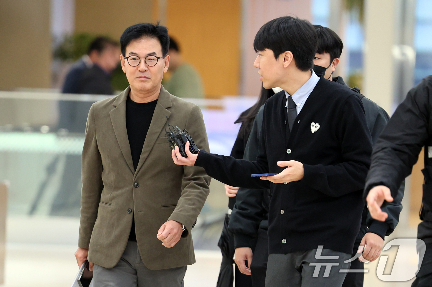 (서울=뉴스1) 황기선 기자 = 강철원 전 서울시 정무부시장이 25일 오전 서울 종로구 광화문 KT 빌딩에 마련된 김건희 특검(특별검사 민중기) 사무실에 피의자 신분으로 출석하고 …