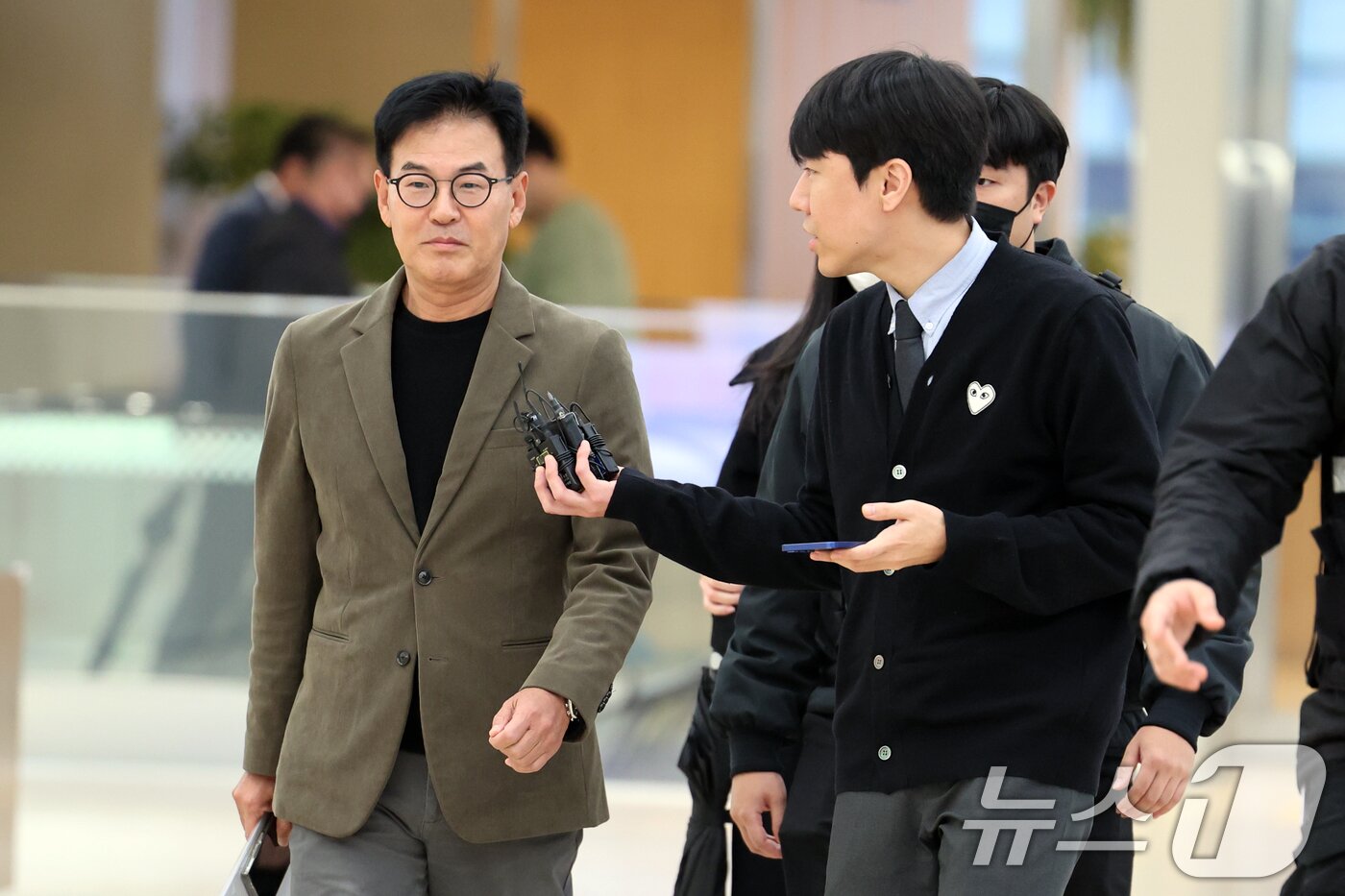 본문 이미지 - 강철원 전 서울시 정무부시장이 25일 오전 서울 종로구 광화문 KT 빌딩에 마련된 김건희 특검(특별검사 민중기) 사무실에 피의자 신분으로 출석하고 있다. 2025.11.25/뉴스1 ⓒ News1 황기선 기자