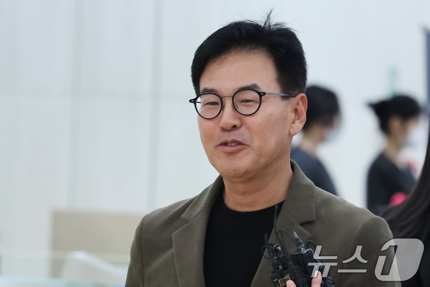 본문 이미지 - 강철원 전 서울시 정무부시장이 25일 오전 서울 종로구 광화문 KT 빌딩에 마련된 김건희 특검&#40;특별검사 민중기&#41; 사무실에 피의자 신분으로 출석하고 있다. 강 전 부시장은 2021년 4·7 서울시장 보궐 선거 당시 오세훈 서울시장 캠프 실무를 총괄하며 여론조사비 대납에 관여했다는 의혹을 받고 있다. 2025.11.25/뉴스1 ⓒ News1 황기선 기자