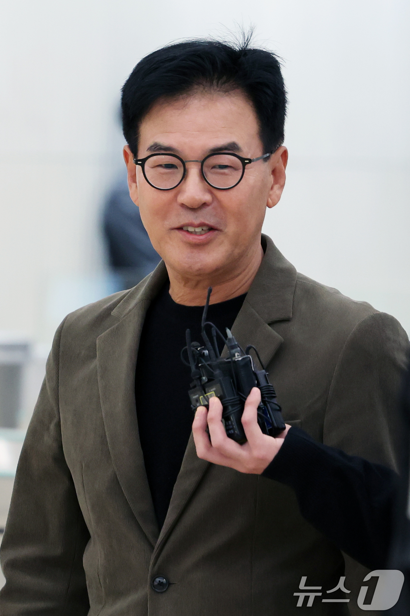 (서울=뉴스1) 황기선 기자 = 강철원 전 서울시 정무부시장이 25일 오전 서울 종로구 광화문 KT 빌딩에 마련된 김건희 특검(특별검사 민중기) 사무실에 피의자 신분으로 출석하고 …